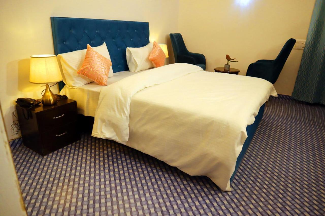 Jay Ally - Boutique Hotel New Delhi Bagian luar foto
