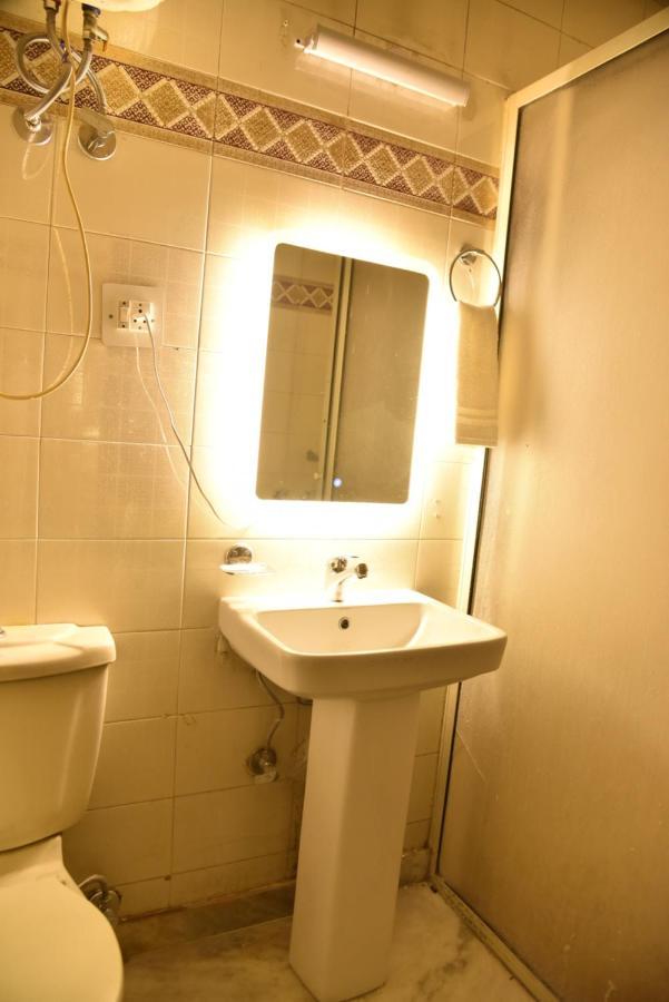 Jay Ally - Boutique Hotel New Delhi Bagian luar foto